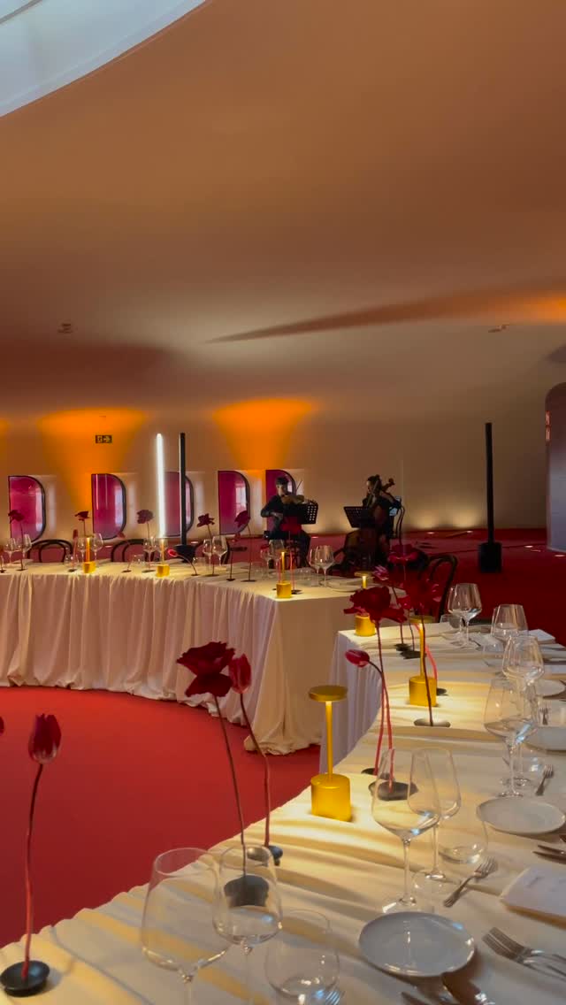 Dúo Laurel Strings. Edificio Nubel, en un evento para Farlabo. #cuerdas #eventos #sowhatmusic #valse #amélie