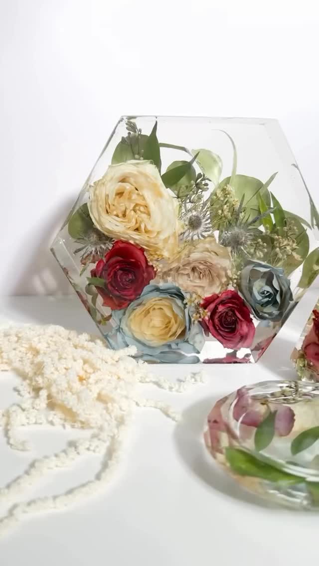 POV: your bouquet displayed forever in the infamous 8” hexagon & one corner design ✨😍🌸
Questions on design and volume? My inbox is open to all and any inquiries! 👋
#floralpreservation #bridalbouquet #weddingflowers #resinflowers #weddingvendor