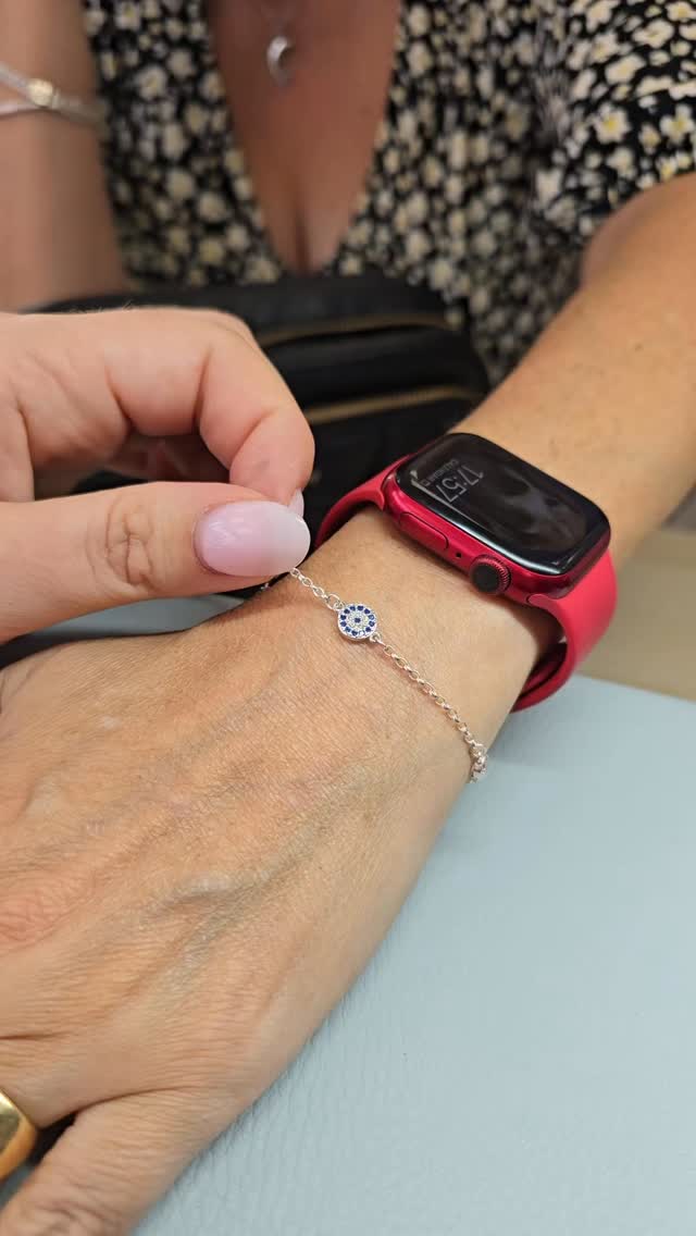 Forget fiddly clasps - this bracelet stays on 🔒⚡
A bracelet that looks amazing and won’t leave your wrist! Book your spot today. 💖
Permanent jewellery | bracelet | welded jewellery | gift