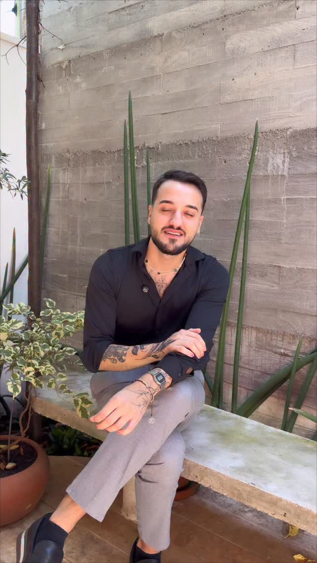 Nunca foi só sobre cabelo.
É sobre a forma que você se vê…
e a coragem de mudar isso.
Eu aprendi isso vivendo.
E talvez seja por isso que, hoje, eu enxergo detalhes que antes passavam despercebidos.
você vai sentir. 🤍