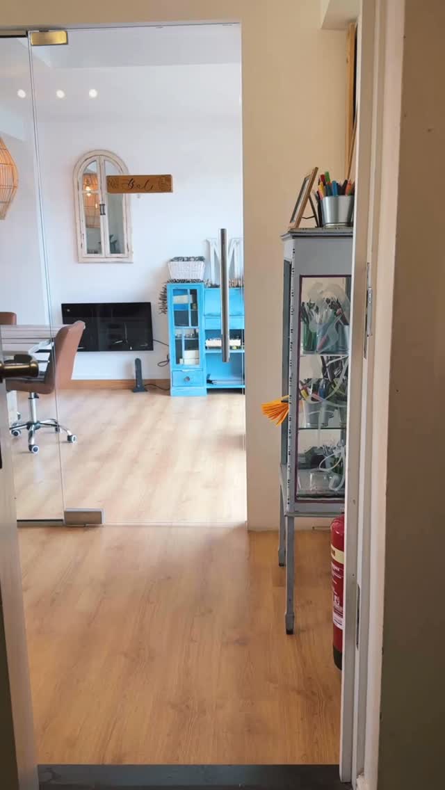 A little look at todayâs first Calligraphy Drop-In Morning â¨
Relaxed, open studio time to work on your own projects, revisit unfinished pieces, or dip into inspiration from our Calligraphy Club back catalogue. Gentle support is there if you need it, but the pace is entirely your own.
Next drop-in: 6 May, East Wittering, West Sussex #eastwittering #chichesterlife #calligraphyclass