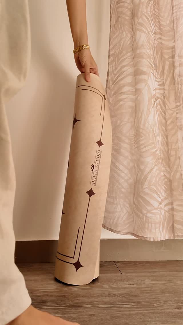 Soluna Journey - vår älskade reseyogamatta ✨
Med sin beigea färg i olika nyanser så blir den din bästa resevän på nästa äventyr. Den är tunn och väger nästan ingenting! 🌸 gjort i samma naturliga material utan plast såklart.
Låt mig veta vad du tycker om den! ✨🫶🏼