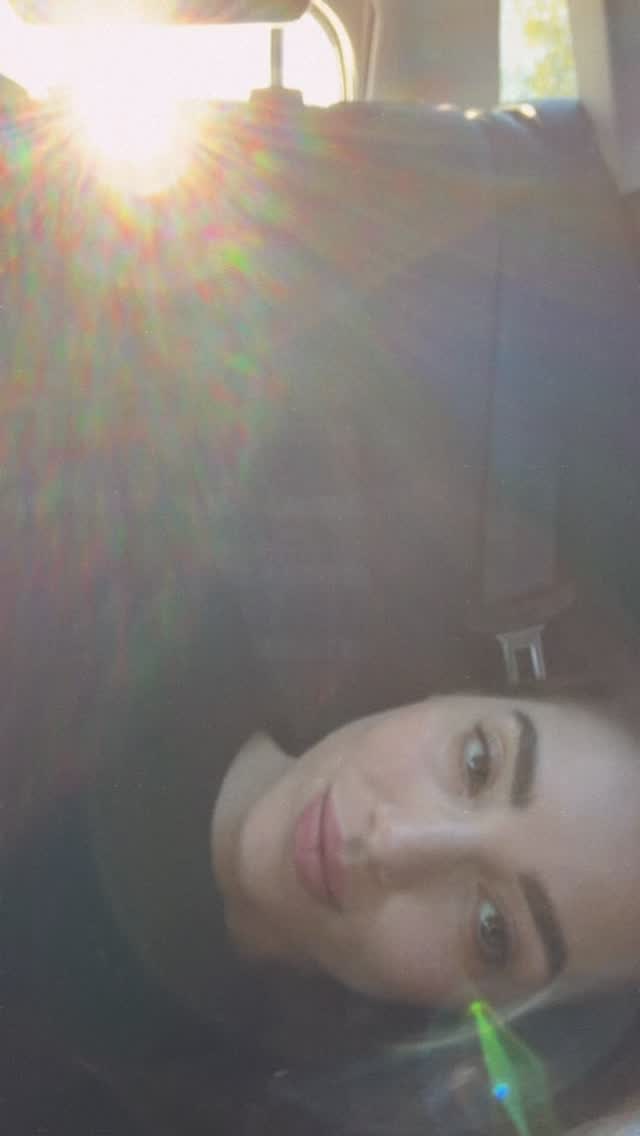 Liebe Kundinnen,
hier liege ich nun in meinem Auto,
während meine Tochter im Sportunterricht ist. Ich habe lange überlegt, ob ich es öffentlich machen soll, und dachte mir: Warum eigentlich nicht? Ehrlichkeit währt am längsten.
Seit zehn Monaten kämpfe ich mit einem Bandscheibenvorfall, der mich immer mehr in die Knie zwingt und ein normales Arbeiten unmöglich macht. Darum pausiere ich voraussichtlich bis Juli, um bald gekräftigt zurückzukommen und wieder für euch da zu sein. Ich vermisse meine Arbeit jetzt schon sehr, freue mich auf euch und bedanke mich von Herzen für eure Treue.🧡