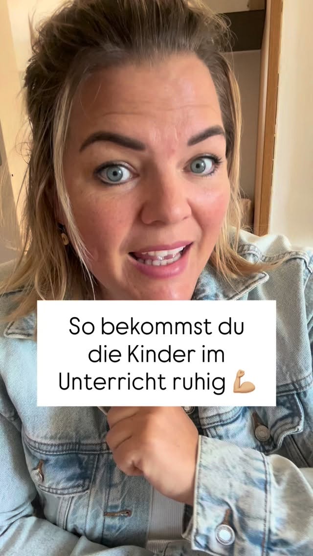 Das Wichtigste, wenn du möchtest, dass Kinder im Unterricht oder Kurs ruhig sind:
👉 Verstehe, dass es Kinder sind.
Viele Kinder – und ehrlich gesagt auch viele Erwachsene – sind nicht dafür gemacht, lange still auf einem Stuhl zu sitzen. Bewegung, kleine Reize oder etwas in der Hand helfen ihnen oft überhaupt erst, sich zu konzentrieren.
Ein Quetschball, ein Stift oder auch Kritzeln sind keine „Störungen“ gegen dich – sie sind Strategien FÜR das Kind, um ruhig bleiben zu können.
✨ Was helfen kann:
Stell eine kleine Box oder ein Körbchen mit Materialien bereit, die sich Kinder nehmen dürfen, wenn sie merken, dass sie etwas brauchen:
• Quetschbälle
• Stifte
• kleine Gegenstände zum Fühlen
• Papier zum Kritzeln
Zusätzlich können auch kleine, unauffällige Bewegungsmöglichkeiten helfen:
• Haltungsübungen mit den Zehen (z. B. Zehen krallen/lösen)
• Massagebälle für die Füße unter dem Tisch
• Sitzkissen für mehr Bewegung beim Sitzen
• Gummibänder zwischen den Stuhlbeinen zum Gegendrücken
So gibst du ihnen die Möglichkeit zur Selbstregulation – ohne Druck.
🚫 Was oft nicht nachhaltig hilft:
Sitzpausen als Strafe, Strafstehen, Dinge wegnehmen oder Strafarbeiten lösen das eigentliche Problem nicht. Sie wirken höchstens kurzfristig und spiegeln häufig veraltete Strukturen wider.
💛 Kinder brauchen Unterstützung, keine Bestrafung – besonders dann, wenn sie sich eigentlich gerade anstrengen, „richtig“ zu funktionieren.
#bedürfnisorientiert #schule #pädagogik #kinderstärken #selbstregulation