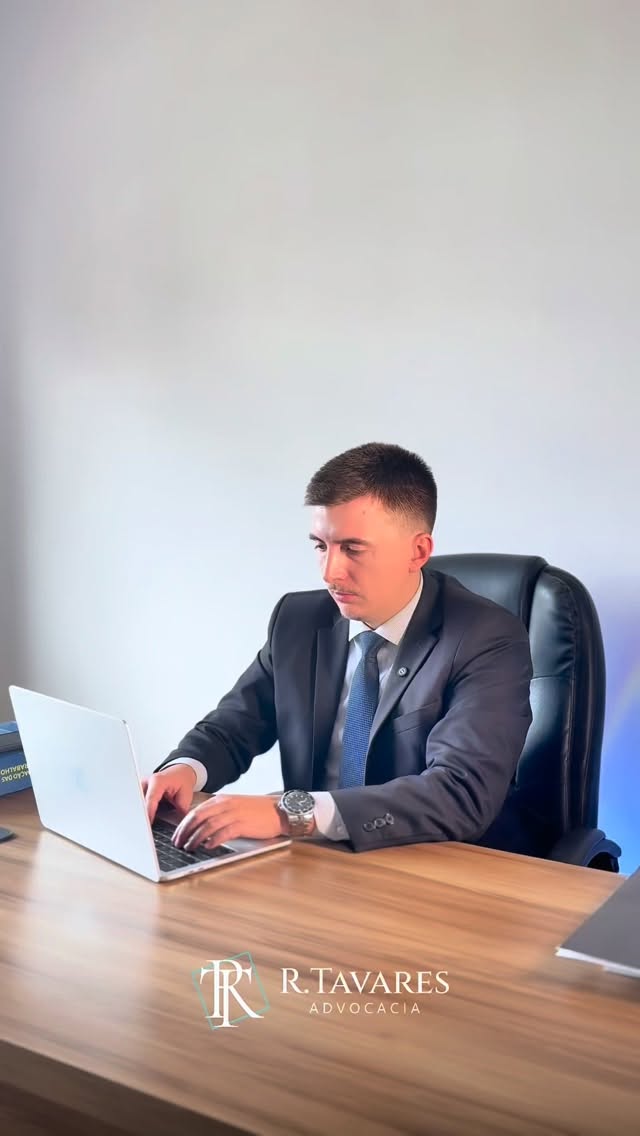 Trabalhar além da jornada habitual, de forma frequente, sem a devida compensação, não configura mera liberalidade do empregado, mas pode caracterizar a realização de horas extras.
Nos termos da Consolidação das Leis do Trabalho, a jornada regular é de até 8 horas diárias e 44 horas semanais. O tempo excedente deve ser remunerado com acréscimo mínimo de 50% sobre a hora normal ou compensado por meio de banco de horas válido.
A habitualidade na prorrogação da jornada, ainda que sem determinação expressa, pode ser interpretada como anuência do empregador, gerando o dever de contraprestação.
Em caso de descumprimento, é recomendável a busca por orientação jurídica especializada para análise do caso concreto, observando-se sempre os princípios éticos e legais que regem a matéria.
Ficou alguma dúvida?
Procure orientação jurídica especializada para resolver dia situação.
.
.
.
#direitotrabalhista #direitodotrabalho #trabalhista #clt #advocacia