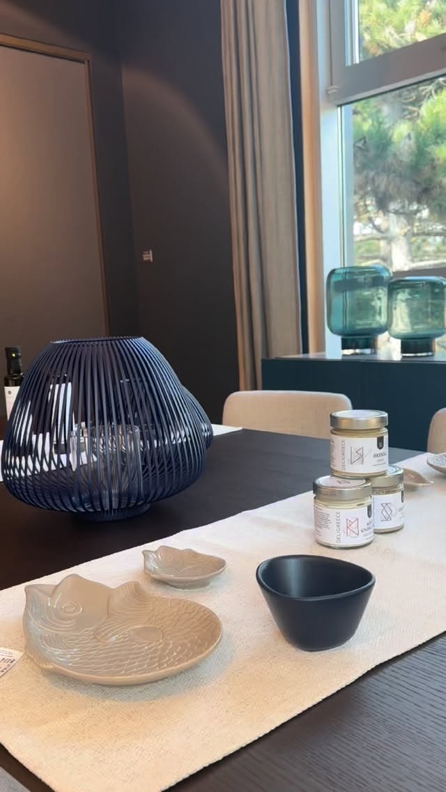 Ein Traum in blau! 😍💙✨
Was sagt ihr zu unserer neuen Tischdeko? 🥰
Tisch & Stühle: @lemamobili
Teller: @giftcompanycom
Leckereien: @deligreece
Windlicht: @blomusofficial