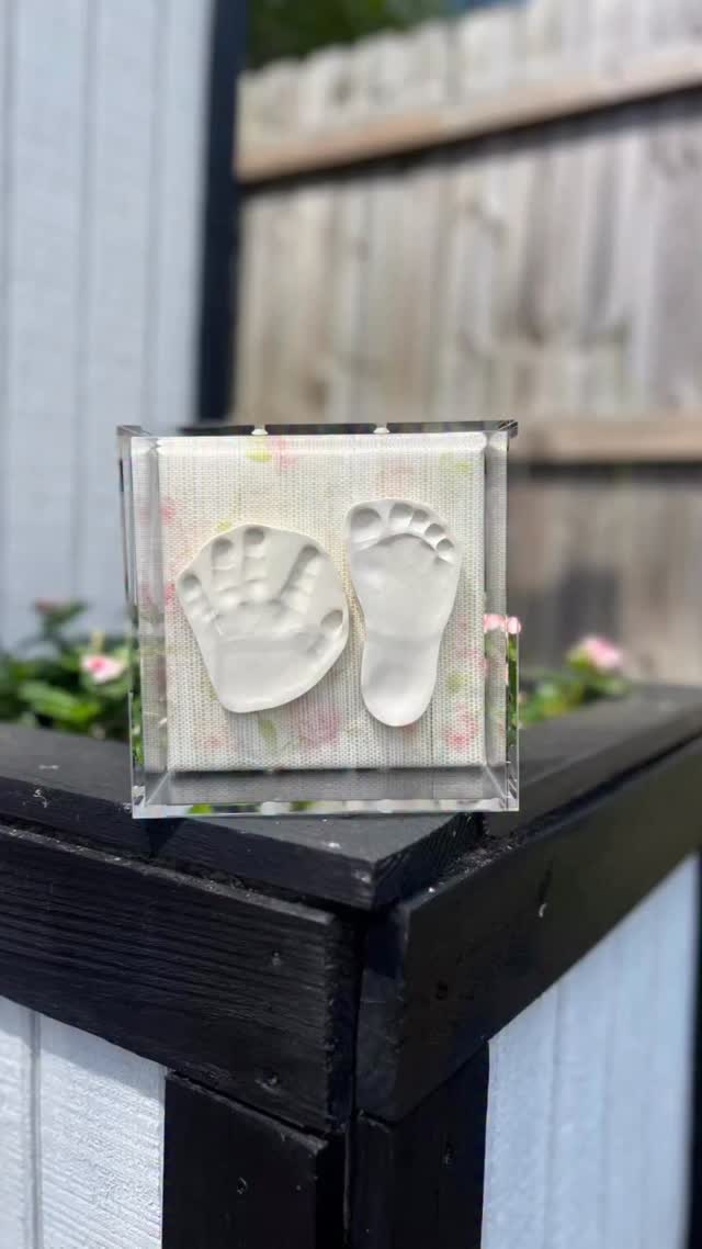 Prints in a shadowbox with a custom background- does it get any prettier? I think not 😍
These boxes come in two sizes- 6”x6” and 10”x10” and can be ordered at any appointment. Book yours through the link in my bio.