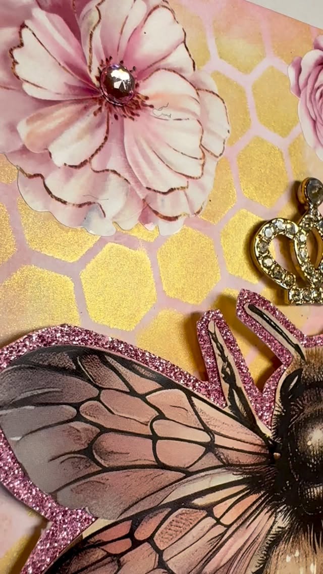 Bee season 🐝
#greetingcards #handmade #mixedmedia #bee #artist