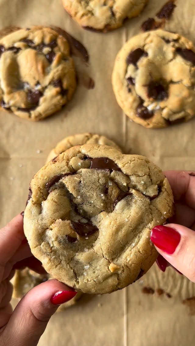  ס׳מורס 🔥 🍪
עוגיות שוקולד צ׳יפס פרווה
מושלמות כקינוח ללג בעומר ובכלל🤎
ס׳מורס
14 עוגיות גדולות
100 גרם שמן (1/2 כוס)
1 ביצה
150 גרם סוכר חום כהה (1/2 כוס דחוסה + 2 כפות)
50 גרם סוכר לבן (1/4 כוס)
1/2 כפית תמצית וניל
230 גרם קמח (1 ו-2/3 כוסות)
1 כפית סודה לשתייה
1/4 כפית מלח
150 גרם שוקולד צ׳יפס איכותי / שוקולד קצוץ
למילוי:
מרשמלו
קרקרים מלוחים (עגולים או כל צורה)
ממרח שוקולד לזילוף / קוביות שוקולד
אופן ההכנה:
בקערה גדולה טורפים יחד שמן, סוכר חום, סוכר לבן, וניל ומלח עד לקבלת תערובת אחידה
מוסיפים את הביצה וטורפים עד שהתערובת חלקה
מוסיפים קמח וסודה לשתייה ומערבבים בעדינות רק עד איחוד
מוסיפים שוקולד צ׳יפס ומערבבים לבצק אחיד
מקררים את הבצק 15 דקות להתייצבות.
מחממים תנור ל175 מעלות ומרפדים תבנית בנייר אפייה.
לוקחים כדור בצק ומשטחים מעט ביד
מניחים במרכז קרקר, עליו מרשמלו ומעל מוסיפים זילוף של ממרח שוקולד או קוביית שוקולד
סוגרים מעל עם עוד מעט בצק ויוצרים כדור
מניחים על התבנית במרווחים כי העוגיות משתטחות באפייה.
אופים 10–12 דקות עד שהשוליים זהובים והמרכז עדיין רך (תלוי בעוצמת התנור)
המרשמלו נמס שהעוגיות חמות אם רוצים אפשר מעט לחמם לפני הגשה.