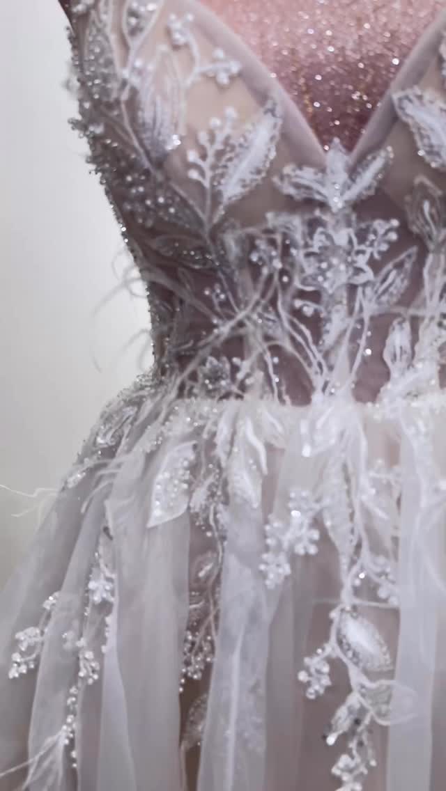Un abito da sposa unico, che esiste in un solo esemplare.
Disponibile ora nel nostro outlet.
Se senti che può essere il tuo, vieni a provarlo.
#abitodasposa #honeymoonitalia #pezzounico #outlet #honeymoonsposa
Sposa nuova collezione