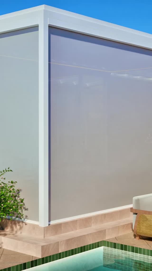 Design que Protege e Conecta ☀️🍃
A verdadeira sofisticação da moradia contemporânea reside na versatilidade. Através de sistemas de cobertura retrátil e fechamentos laterais de alta performance, o espaço se adapta ao tempo, e não o contrário:
• Luz e Ventilação: A Pérgola Bio permite a entrada do sol e a circulação do ar.
• Blindagem contra Intemperismos: Em instantes, o ambiente se fecha para proteger contra chuvas, ventos ou o excesso de calor, mantendo o conforto térmico e a integridade do mobiliário.
• Estética Atemporal: O uso de linhas retas, estruturas em branco e a transparência do vidro mantém a leveza visual, permitindo que o jardim e a piscina façam parte da decoração interna.
Fale conosco @arthurdecor e inicie seu projeto.