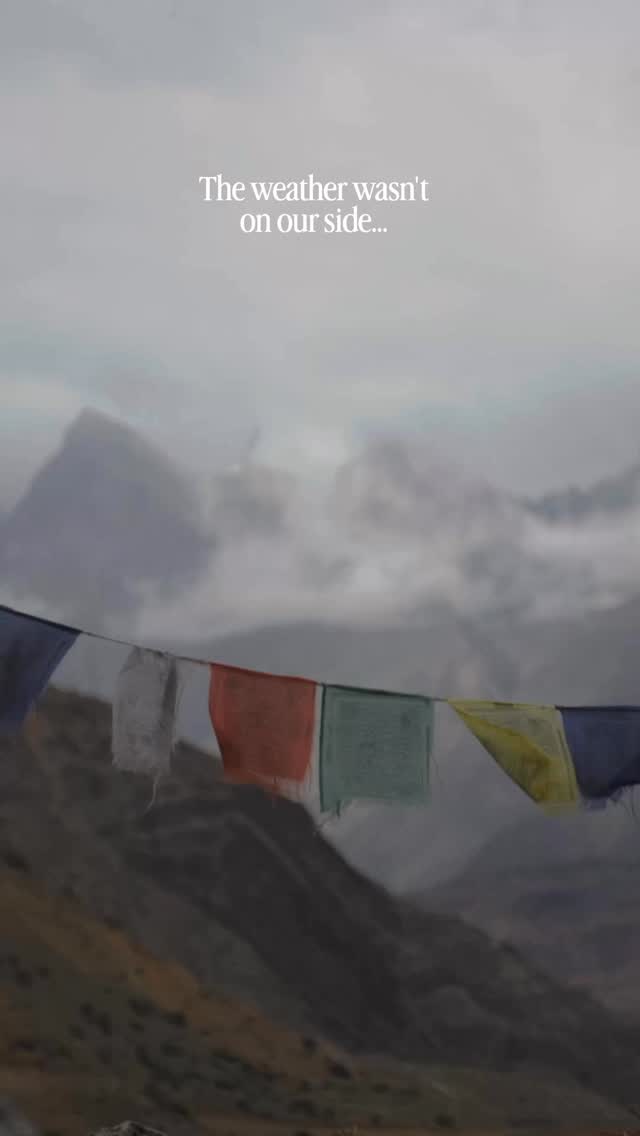 It’s easy to skip a place when the weather isn’t perfect…
But Dhankar taught us otherwise. This isn’t just a viewpoint, it’s a pillar of Spitian history. From being the kingdom’s traditional capital to its architecture defying gravity 300 meters above the rivers, the energy here is undeniable.
A few things to know about this site:
- Dhankar means « Fort on a cliff » — a name it carries well.
- It was the traditional capital of the Spiti Valley Kingdom back in the 17th century.
- The complex is built on a 300-metre high spur, overlooking the confluence of the Spiti and Pin Rivers.
- You can observe the Alpine Choughs soaring around the ancient walls.
Sometimes, the gray skies are exactly what you need to feel the soul of a place without the distractions.
#spitivalley #dhankarmonastery #oldtemple