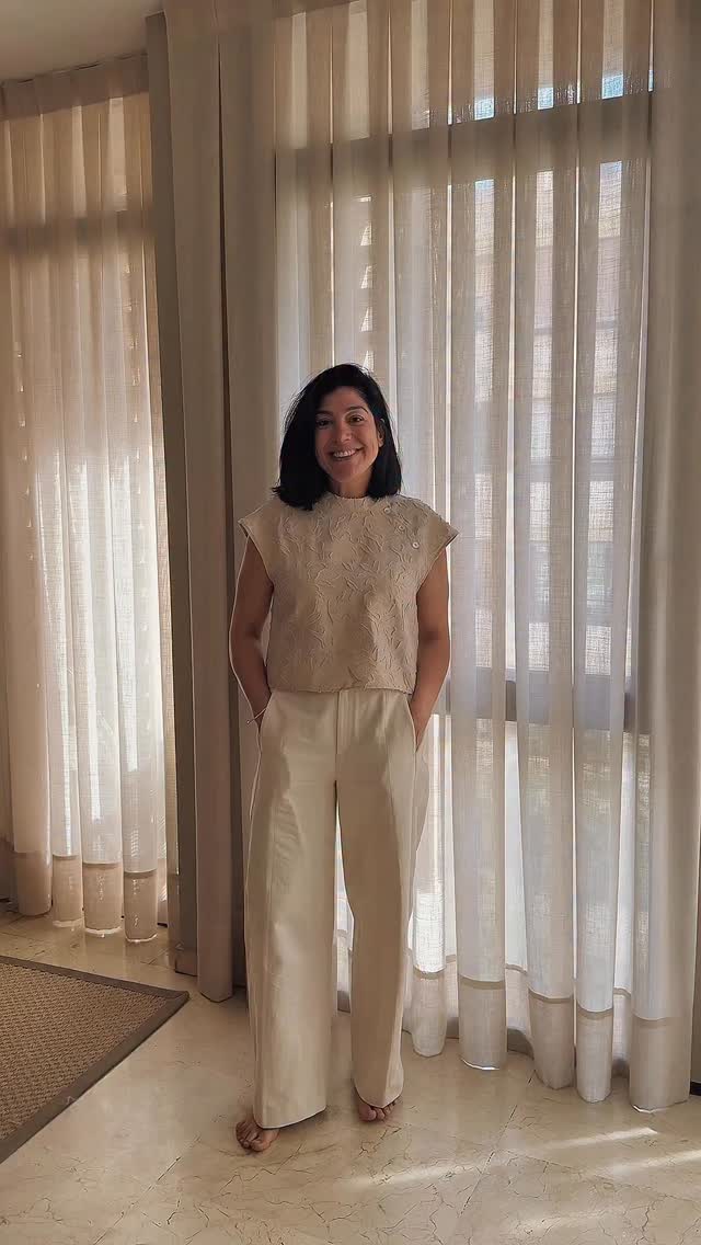 Love wearing light coloured outfits when the weather is like this! My way of doing it is by mixing different textures and adding pops of colour. Cream + khaki is always a great combination, especially in spring!
👉🏽Save this reel if you like wearing neutrals.
#springoutfit ☀️
Light neutrals, Effortless style, Texture mixing, Elevated basics, Chic simplicity, Timeless combinations, Capsule wardrobe, Everyday style
.
Trousers and shoes @massimodutti
Bag and scarf @sezane #sezane #sezanelovers Pr/Ad
Top and earrings @renattandgo
Jacket @marksandspencerstyle #mymarks