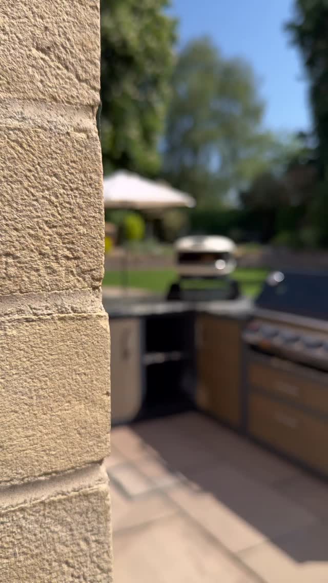 Throwing it back to our stunning outdoor project from last year with @theoutdoorkitchencompany 😍
Are you planning an outdoor project and need weather-proof worktops? Get in touch today and let us make your vision a reality 👋🏼
📞 01279 927096
📧 sales@thestoneco.uk
⌨️ www.thestoneco.uk
#outdoorkitchen #outdoorkitcheninspo #gardeninspo #quartzite #worktops