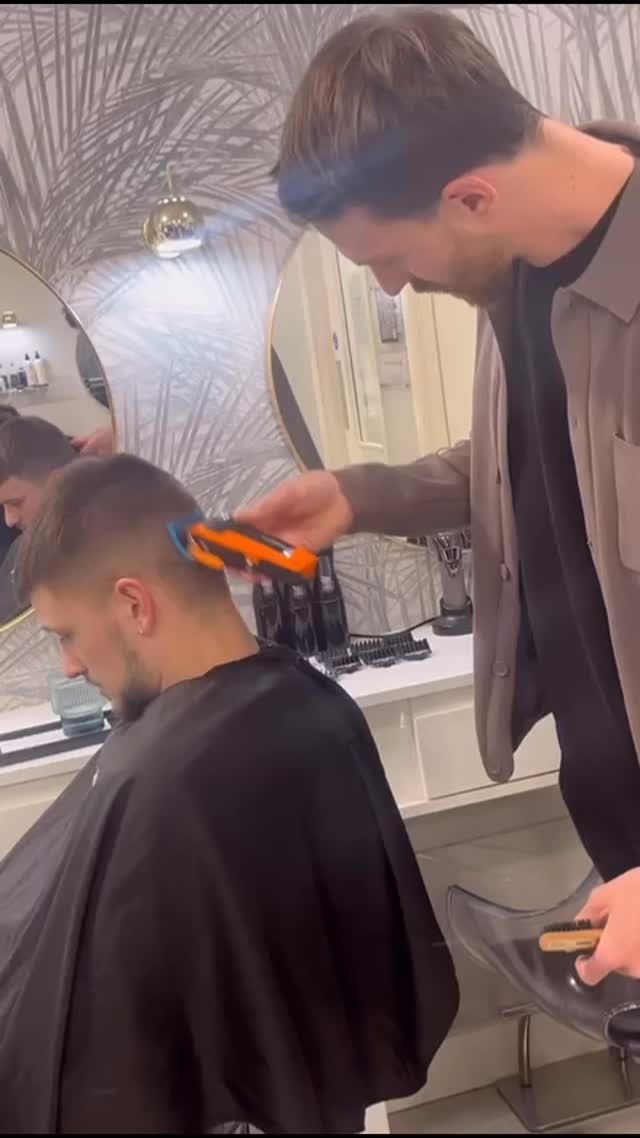 Always learning 🤍
The team wanted to be more confident in skin fades and gents cutting. With thanks to @jwsbarbers spending the morning with the team sharing knowledge, and handy tips/tricks.
Thanks to our models including long standing salon friend @simonstainton65 😉
If your interested in being a model this month drop us a DM and you’ll receive a discount for supporting the team 🤍
#salon167davidlloyd #barbereducation #skinfade #salon167hair #alwayslearning