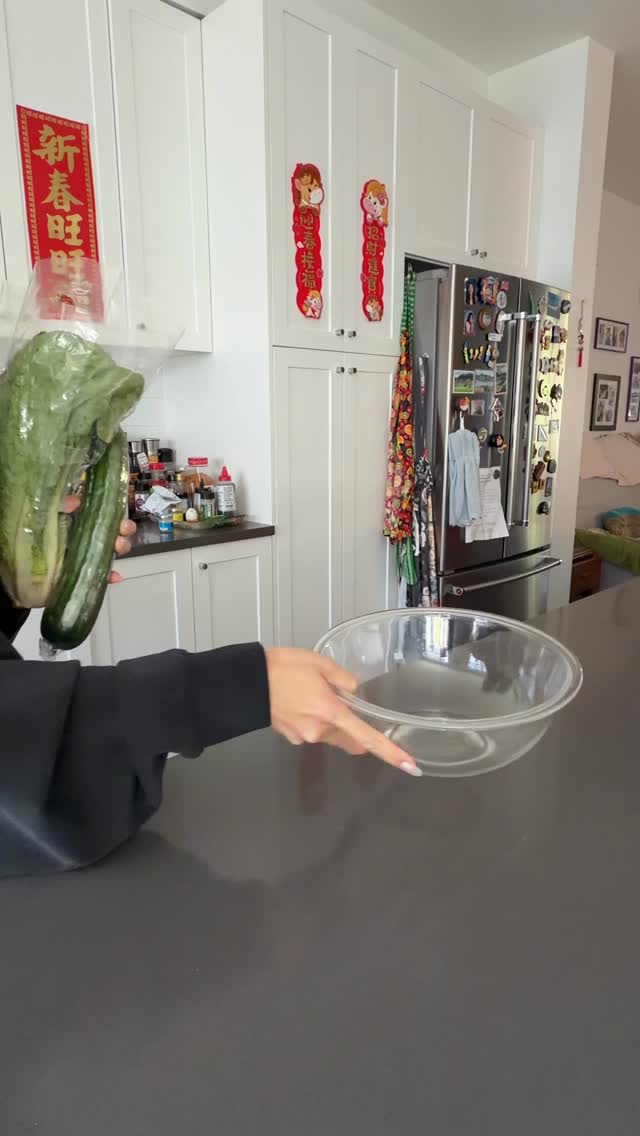 Getting enough fiber doesn’t have to be complicated 🥗
It can be as simple as making a mint salad like this.
This mint salad was so easy to make (and DELICIOUS) making it perfect for high fiber side salad - giving you 8 g of fiber.
The easiest way to hit your fiber for the day is to always have fruits, veggies, nuts and seeds handy.
This mint salad was so easy to make and gives you 8 grams of fiber + more!
& you don’t always have to make your own dressing.. store-bought works just fine. Today I just felt like it 🙂
Want the recipe to this mint dressing? Comment MINT and I’ll send it over!
All veggies from @spuddelivers 💚
#guthealth #eczemahealing #fiberfoods #simplemeals #balancedmeals