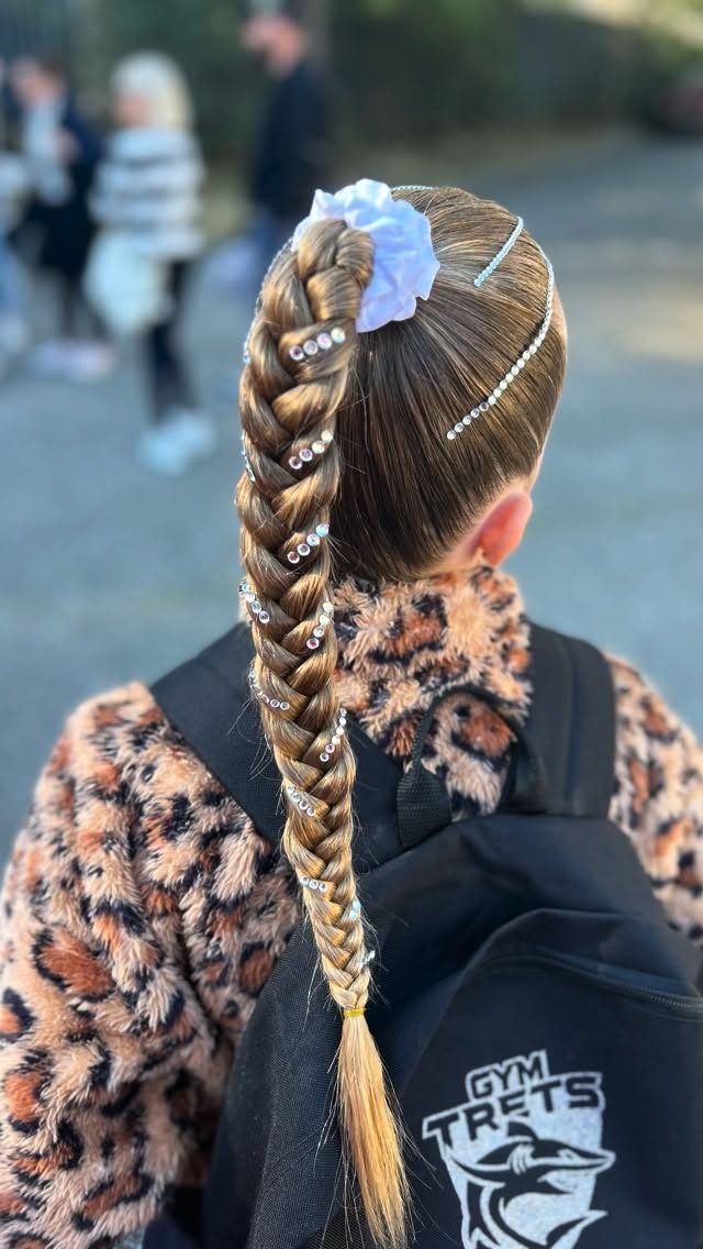 Je ne partage pas souvent d’images de ma fille… parce que certains moments méritent d’être gardés précieusement 🤍
Mais aujourd’hui, c’est la fierté d’une maman qui parle.
Compétition régionale de gymnastique ✨
Pas de sélection pour les nationales cette fois… mais peu importe.
Je suis tellement fière de son classement, de son groupe, de son équipe.
Elle a pris du plaisir, elle a tout donné, elle a travaillé dur… et ça se voit.
Elle a progressé, elle grandit, elle apprend.
Parce qu’au fond, le plus important, c’est ça : aimer ce que l’on fait, se relever, continuer, croire en soi 💫
Ce n’est que le début… ❤️
#merefille #gym #gst #mamanheureuse #mlfit
