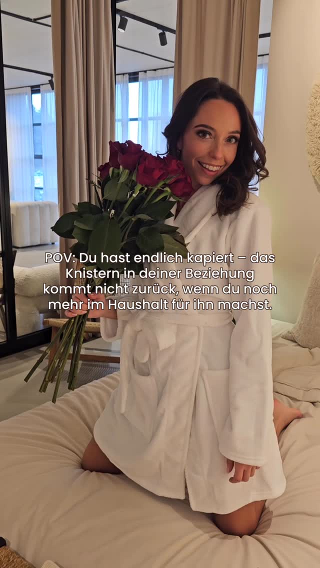 Weisst du, was sich bei dieser Frau verändert hat?
Sie hat aufgehört, für ihn zu leben, und angefangen, für sich zu leben. Sie hat ihren Juice wiedergefunden ... 💦🍓
Diese elektrisierte, sinnliche Energie, die sie irgendwo zwischen Alltag, Funktionieren und Anpassen verloren hatte. Die sie wieder lebendig macht, mit Freude in den Tag starten lässt, sie spicy fühlen lässt, auch nur in Unterwäsche.
Sie fragt sich nicht mehr, ob er sie noch begehrt, auch nach 10 Jahren Beziehung, weil sie so tief in sich verwurzelt ist und vom Leben so erfüllt, dass diese Frage gar keinen Platz mehr hat. Und das spürt auch er …
Er ist inspiriert durch sie, erquickt und kann sich nicht satt sehen an ihr. Plant wieder Dates. Schreibt ihr mitten am Tag eine Nachricht, einfach so. Zieht sie nachts näher zu sich. Und sie muss nicht mehr fragen, ob sie noch seine Frau ist: Sie fühlt es ganz klar. In seinem Blick und seinen Berührungen.
Sie hat aufgehört, seine Bestätigung zu brauchen. Und genau das, ihre Energie, ihre Präsenz, dieses In-sich-Ruhen – das ist das Anziehendste, was eine Frau ausstrahlen kann. 🍒
Du willst auch diese Frau sein? Kommentiere 🍒 und ich sende dir den Link direkt zu den Magnetic Woman Codes – meiner kostenlosen Masterclass, in der du lernst, wieder genau diese Frau zu werden. ❤️🔥
Lots of Love, Fabienne
BEZIEHUNGSPROBLEME
WEIBLICHKEIT
POLARITÄT
SCHWEIZER FRAUEN