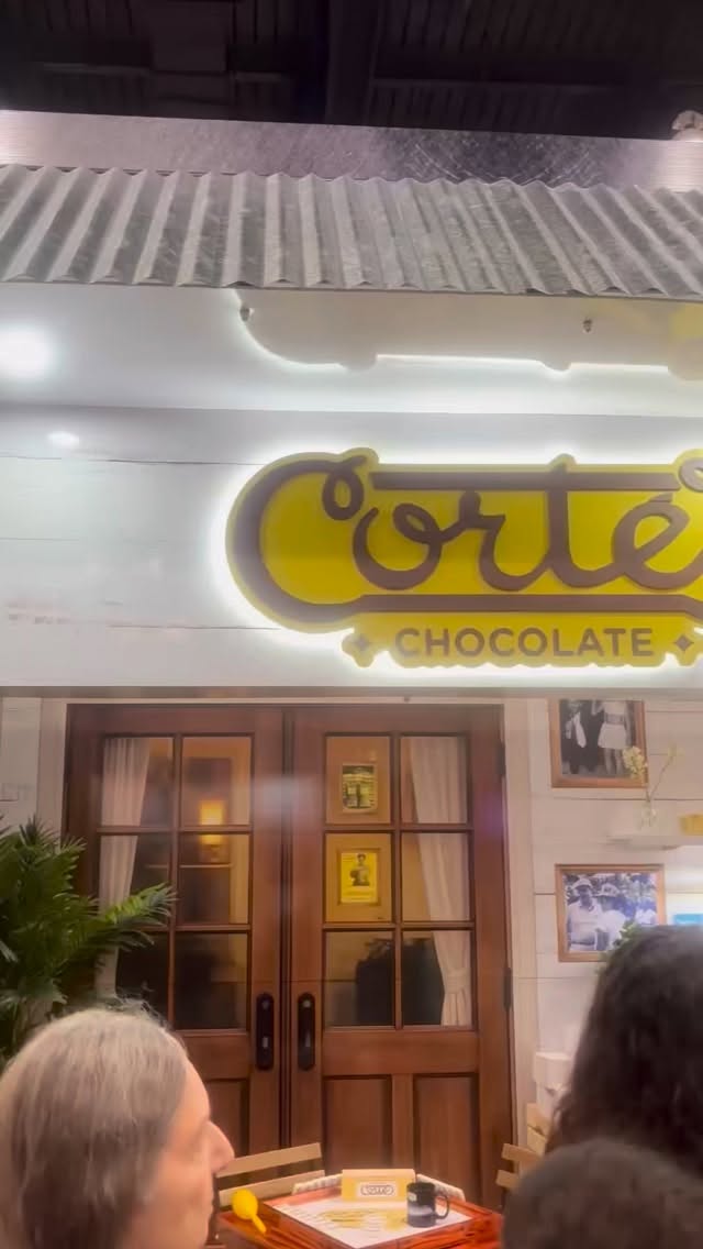 En esta segunda parte de nuestra conversación con Chocolate Cortés, Elaine Shehab @shehabelaine nos habla del rol clave que tienen la educación y las artes dentro de la visión de la compañía.
Por su parte, el chef Ricardo De Obaldía @deobchocolate comparte su experiencia ofreciendo talleres en la Academia María Reina, como parte de la colaboración con @apuga.pr.
Mañana cerramos esta serie hablando sobre la clave detrás de la permanencia de Chocolate Cortés en el gusto del consumidor puertorriqueño a lo largo de los años.
El artículo completo ya está disponible en el link en BIO. 🔗 @coffeechocolateexpo @chocolatecortespr #periodistagastronómica #puertorico