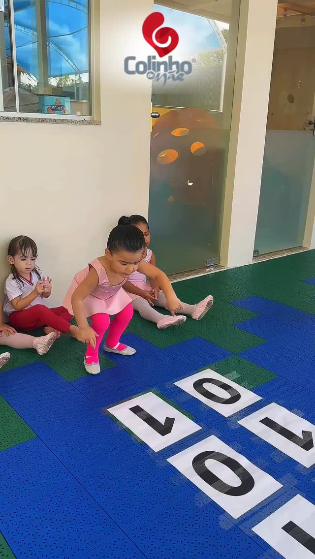 Aprender o número 1 pode ser muito divertido!✨
Com a professora Lívia, as crianças participaram de um circuito lúdico, cheio de movimento e descobertas, para reconhecer e vivenciar o número 1 na prática.
Assim, elas desenvolvem coordenação motora, atenção e raciocínio de forma leve e significativa. 🔢
Porque quando o aprendizado envolve o corpo e a brincadeira, ele acontece de verdade.
Na Colinho de Mãe, cada atividade é pensada para transformar conhecimento em experiência.
Quer conhecer nossa proposta?
Agende uma visita.
🏫 Creche Escola Colinho de mãe
📍Quadra 08, Conjunto F, Lote 47, Sobradinho/DF
📲WhatsApp para visitas: (61) 99147 - 5825