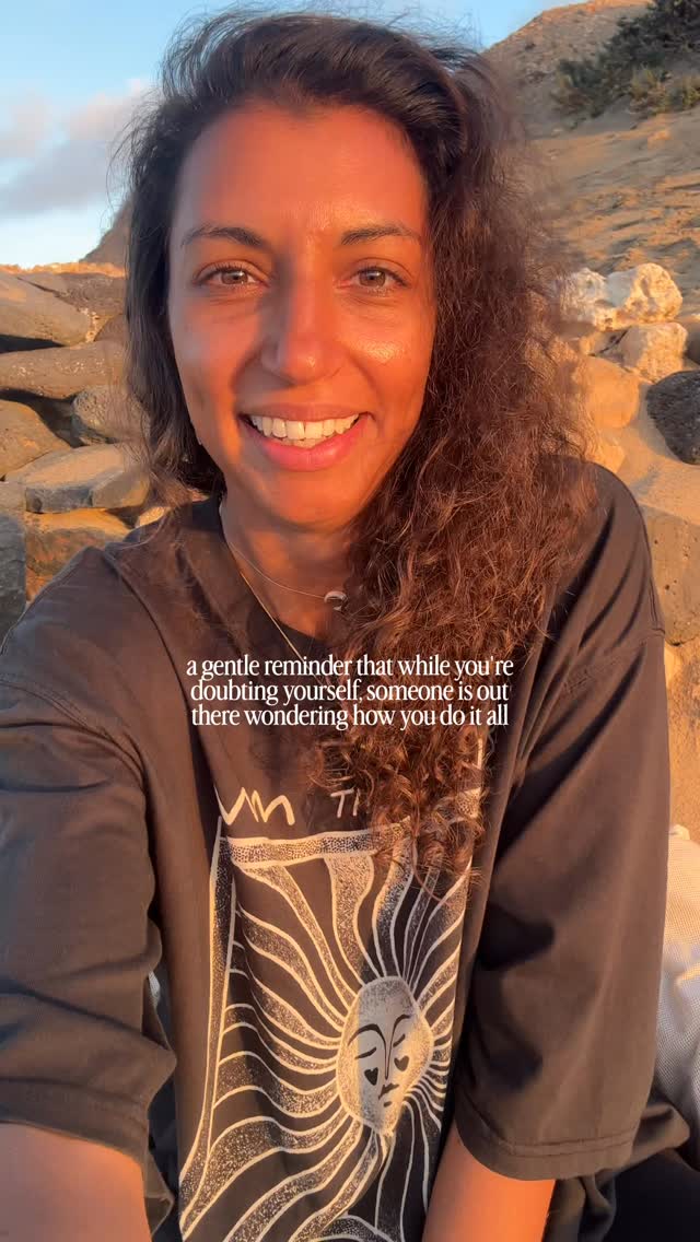 Kennst du das, wenn du da sitzt und einfach nur overthinkst, dich fragst, ob du genug machst, ob du zu spät dran bist oder ob du vielleicht komplett den falschen Weg gegangen bist? 🥺
Und während du dir darüber den Kopf zerbrichst…
gibt es irgendwo jemanden, der dein Leben anschaut und sich denkt: „Wie hat sie das bitte geschafft dahin zu kommen?“✨
Und genau das ist der Punkt, den wir selbst nie sehen.
Wir sehen nicht, wie weit wir eigentlich schon gekommen sind… weil wir die ganze Zeit nur darauf schauen, was noch fehlt.
Wir gewöhnen uns an Dinge, die wir uns früher gewünscht haben. Wir reden klein, was wir uns aufgebaut haben. Vergessen die Momente, in denen wir fast aufgegeben hätten… und trotzdem weitergemacht haben 🥺
Ich weiß, wie sich das anfühlt, wenn man seinen eigenen Weg geht und irgendwie niemand im Umfeld das so richtig versteht. Wenn du die Einzige bist, die Dinge anders macht… und dich trotzdem immer wieder selbst hinterfragst – aber trotzdem weitergehst ✨🥹
& weißt du, was die meisten dir nicht sagen?
Die Version von dir, an der du gerade zweifelst…
ist für jemand anderen genau die Version, die sie inspiriert.
Also bevor du dich das nächste Mal wieder selbst klein machst, erinner dich:
Du lebst schon jetzt ein Leben,
für das andere sich noch nicht mal trauen loszugehen.
Und vielleicht…
bist du schon so viel weiter, als du gerade glaubst. ✨