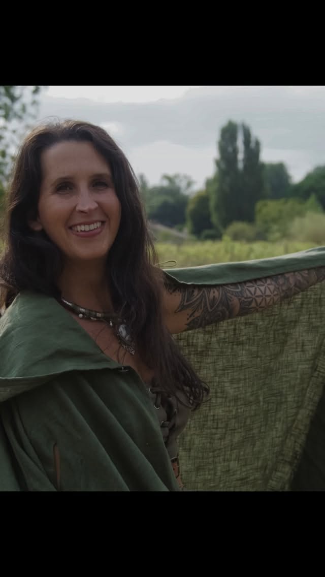 Aujourd’hui je t’emmène dans mon atelier, et plus précisément à la découverte de mon tiroir magique !
As-tu toi aussi un endroit que tu aimes un peut plus que les autres ?
Dans ton atelier, chez toi, ou caché quelques part … ?