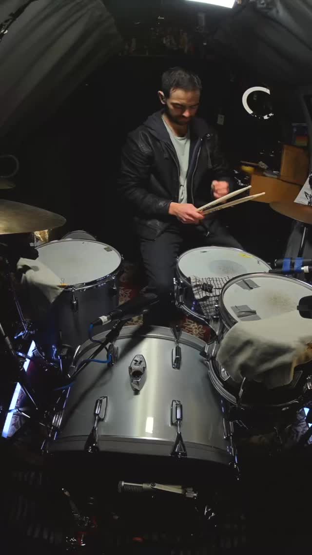 Ok come on 💃
Some @oliviadeano for you there
#drumsdrumsdrums #vf15 #soundsfrommyattic @remopercussion @vicfirthuk @cosmicears @istanbulagop #remoterecording #remotedrumrecording
