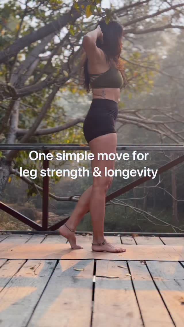 Most people train glutes… but end up loading their lower back.
It’s not the exercise.
It’s how it’s done.
When the glutes don’t fire properly,
the lower back steps in to compensate—
and over time, that’s where discomfort begins.
This variation builds:
• glute strength
• core control
• controlled rotation
So your back doesn’t have to do your glutes’ job.
#glutes #gluteworkout #coreworkouts