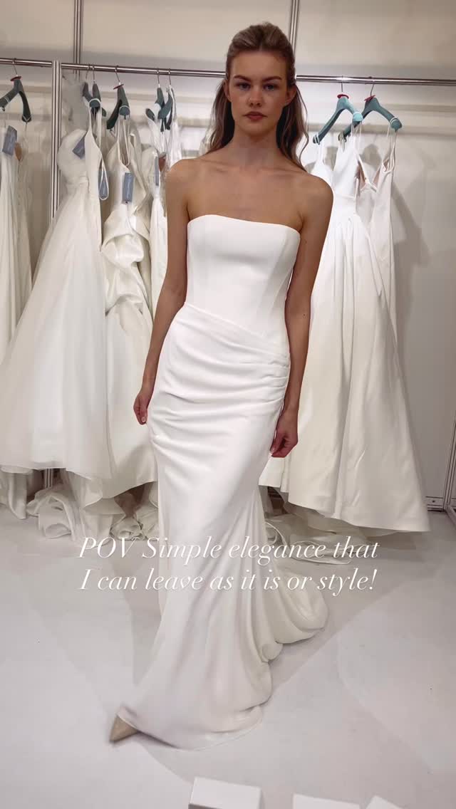 One for the clean line brides! 🤍
M2576 by
@mikaellabridal