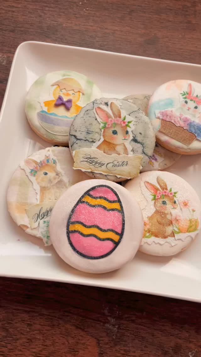 “Hoppy” Easter! These cookies were created with a paper craft technique I modified to use on cookies…read on for more…
Using @icingimages edible papers, and printers, and @learntocake_susantrianos Fluff ‘n Stuff Royal Icing to decoupage images onto sugar cookies!
You can watch the my demo on @icingimages Facebook and YouTube pages!
#snarkysweetcakechick
#edibleimages