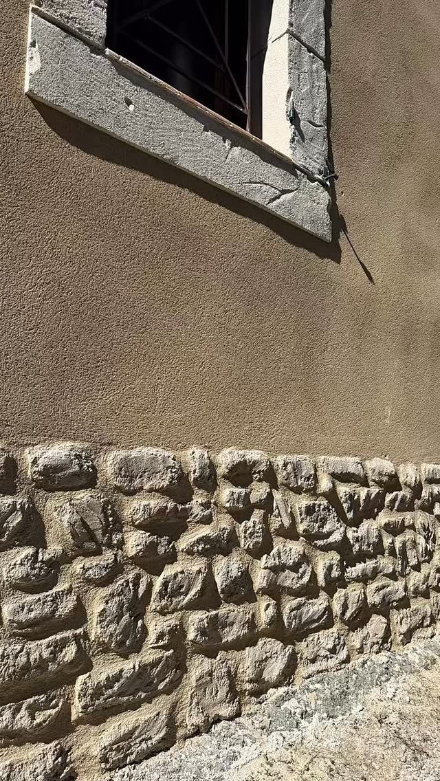 Retour sur Congénies
Avant ➡️ Après 😳
Une façade totalement transformée avec un effet pierre plus vrai que nature 🏡✨
Tu valides le résultat ? 👇
Plus d’informations sur notre site internet www.lartistepierres.com
—> DEVIS GRATUIT
#lartistepierres #renovation #avantapres #imitationpierre #travauxmaison