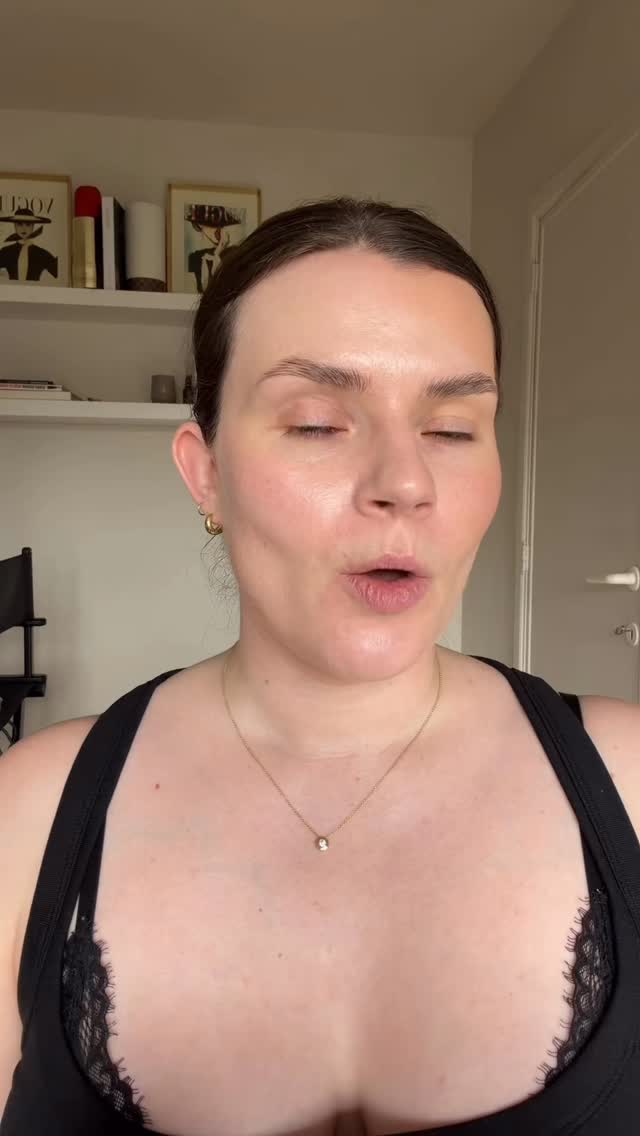 This is how you apply your bronzer to get effortless bronzed babe vibes this spring summer. No muddy or unflattering bronzer over here if you follow these tips.
Using @taniellejai Bronzour in the shade
Cappucino
•
•
•
•
•
•
•
•
Bronzer placement - how to apply bronzer - makeup tips - pro mua tips
#makeuptips #howtoapplybronzer #bronzertutorial #bronzour #makeupartisttips