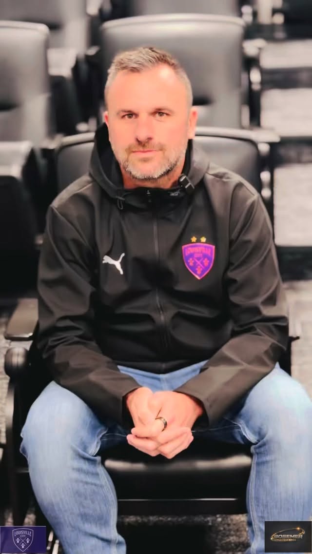 Here I chat with head coach of @louisvillecityfc , Simon Bird.
We chat about what it takes to succeed at the biggest club in the league, and how fatherhood has transformed his perspective as a coach.
Also, we find out about his journey from Lincoln to the United States, and the often-underestimated hard work that goes into coaching at the professional level.
We also discuss sharing @lynnfamilystadium with the @uflkings of the @ufl, and more.
#soccer #loucity #louisville #coaching #life
(Podcast version available at link in bio)