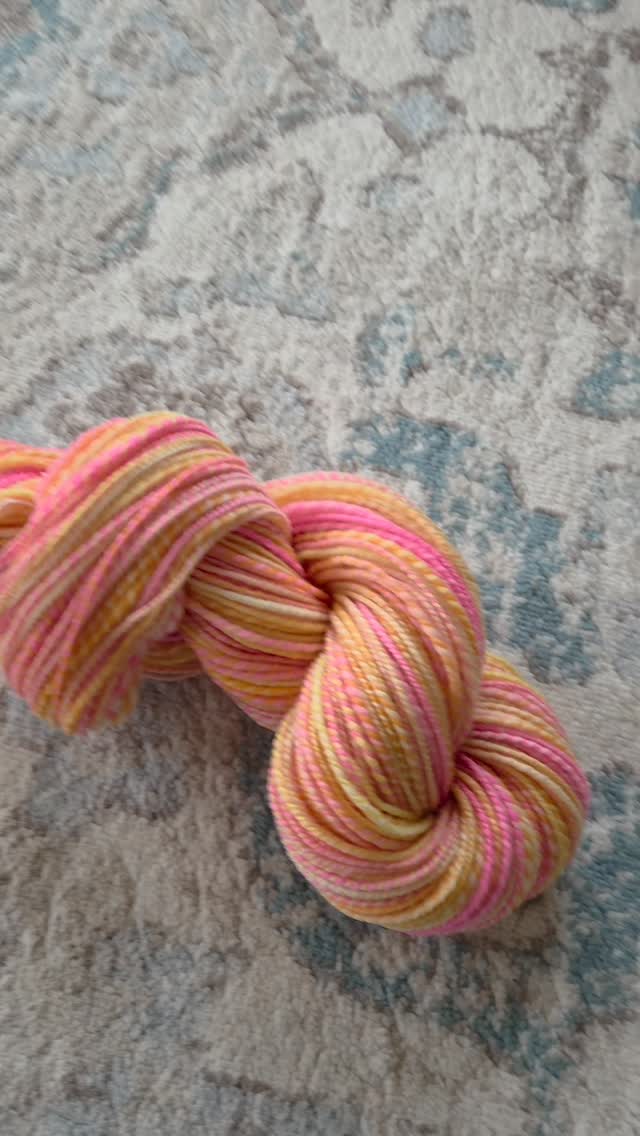 Swim - 228 yards of dk weight hand dyed and spun merino wool in pink, orange, and yellow.
https://sunriselodgefiberstu.etsy.com/listing/4475170799
#sunriselodgefiberstudio #spinnersofinstagram #handspunyarn #handdyed #handspun