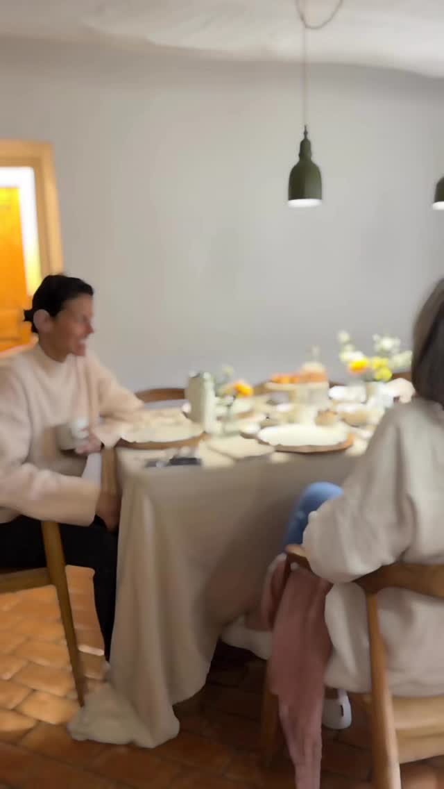 Pendant la retraite céramique sur la Côte d’Azur, tout était beau.
La lumière, les paysages, les moments partagés, les regards, les silences… tout avait une place juste dans cette retraite yoga et céramique à Nice.
Il y avait cette douceur dans l’air, cette sensation de ralentir, de respirer enfin, de se reconnecter à l’essentiel à travers la céramique et le bien-être.
Les mains dans la terre pendant les ateliers céramiques, les échanges sincères, les rires autour de la table, les instants suspendus…
Rien n’était forcé. Tout était simplement là, naturel, fluide, évident dans cette expérience unique de retraite céramique Côte d’Azur.
Créer un espace où l’on peut être pleinement soi, entourée de belles énergies, dans un cadre qui apaise et inspire, c’est toute l’essence de ces retraites céramique et yoga à Nice.
Une expérience à vivre, au moins une fois.