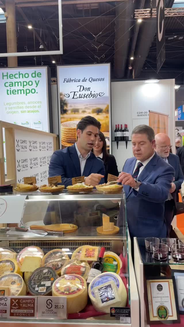 Así hemos vivido Alimentaria Barcelona 2026
Días intensos, buen ambiente y muchos momentos compartidos alrededor del queso.
Entre degustaciones, encuentros y reuniones, nos llevamos una experiencia que va más allá de la feria.
Gracias a todos los que habéis pasado a vernos.
🧀 Nos vemos en la próxima.
#firabarcelona #quesomanchego #quesos #lovefood #lamancha