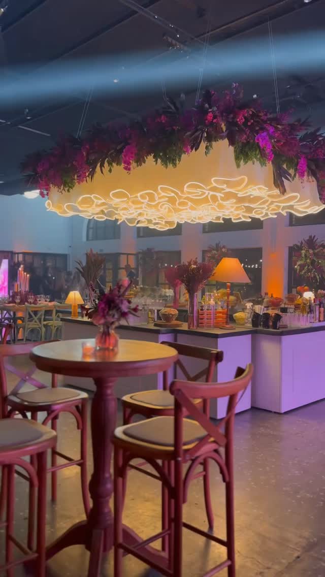 LUIZA XV
Elegância que flutua
Uma composição aérea contemporânea que transforma o espaço em arte, folhagens marcantes, iluminação em LED criando profundidade e uma paleta em tons de rosa fúcsia e Marsala que traz personalidade e sofisticação.
A proposta desconstruída se conecta em perfeita harmonia, guiando o olhar até a mesa de doces onde peças em cristal e vidro refletem luz, brilho e delicadeza em cada detalhe.
Design marcante, moderno e cheio de identidade.
@luizajdias_
@espacocasavista
@vanessatavaresassessoria
@hitmos_eventos
@djdemer
@rockbarbartender
@giseleamaraldocesfinos
@deagastronomia
@ateliesilemara_noivas
#DecoraçãoDeEventos #DesignFloral #MesaDeDoces #EventoModerno #fuchsiavibes