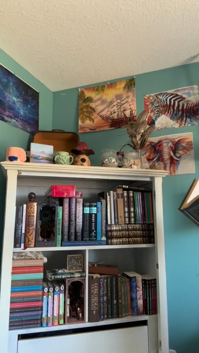 The way that I can't fully dampen an English accent when I put on these clothes, is an enigma that I might never get to the bottom of.
.
.
.
#yafiction #adventurebooks #mystery #dystopian #booksofig