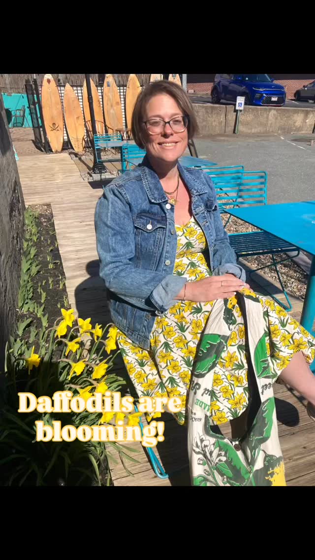 🌼Joy! Lovely Customer visiting from PA yesterday saw this Effie’s ❤️dress and was happy to show it off for us 📲📸 paired up with a Blue Age denim jacket, a 🍋graphic sling bag from Evergreen Guardian Imports 🌎and a layer of necklaces- 🦚malachite and gold ropes by Marlyn Schiff, and our newest beetle 🪲 from Encore collection NYC as a choker length 💛All of nature’s elements combined- ☀️🌼🌿🪲🐝in one comfy combination 🫶🏽 #popgallerygloucester #daffodilsinbloom #springdress #downtowngloucesterma #customerappreciation