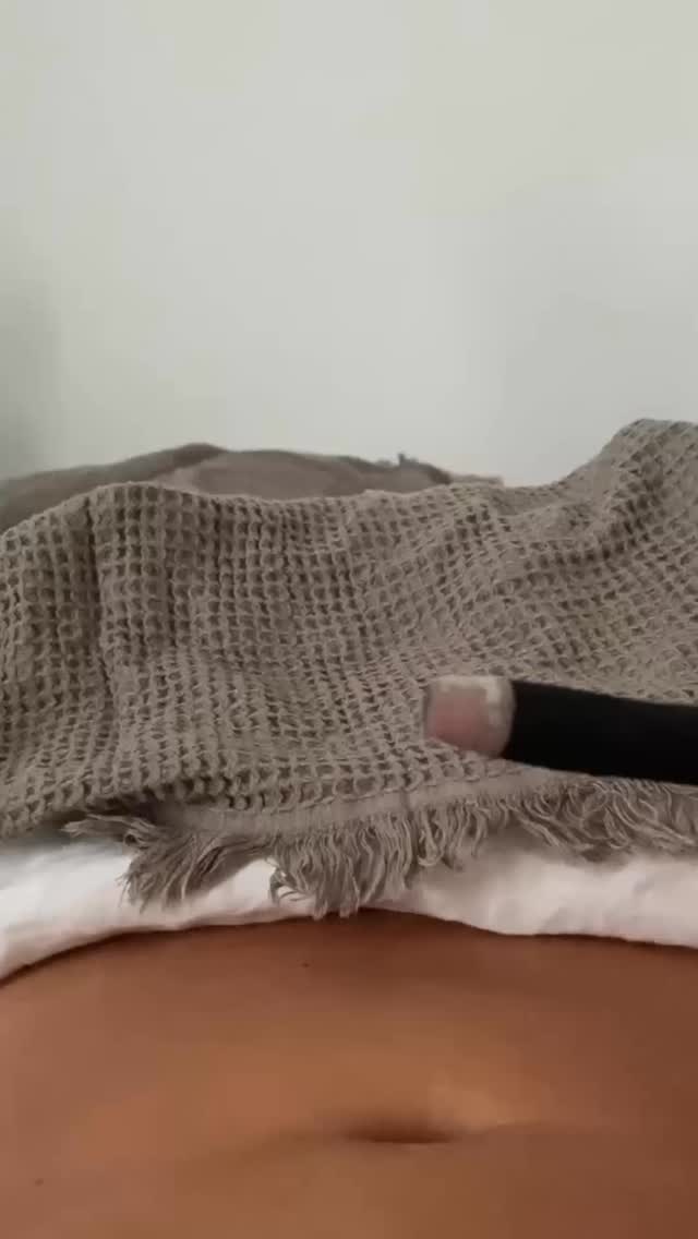 It’s called moxa…or moxibustion ✨
And it’s like a heat pack that actually does something — it goes deeper to address the root of the period pain.
And it’s one of the most underrated tools in Chinese medicine for period pain.
Moxa is a compressed herbal stick made from mugwort, used to gently warm specific acupuncture points on the lower abdomen. That warmth isn’t just soothing, it’s doing something deeper.
In Chinese medicine, period pain is often linked to “cold” and blood stagnation in the uterus.
Moxa works by warming the channels, improving blood circulation, and easing cramping and tension.
Think of it like a deep, penetrating heat that actually moves things, not just numbs the pain.
If you experience painful periods, clots, or notice things feel better with heat like a hot water bottle, moxa might be exactly what your body has been asking for.
This is why it’s been used for over 2000 years, simple, effective, and rooted in how the body actually works.
✨ Moxa sticks are available in the Glow store, so you can make this part of your go-to ritual when period cramps come on.
Save this for later and send to a friend who always reaches for the heat pack 👀
#periodcramps