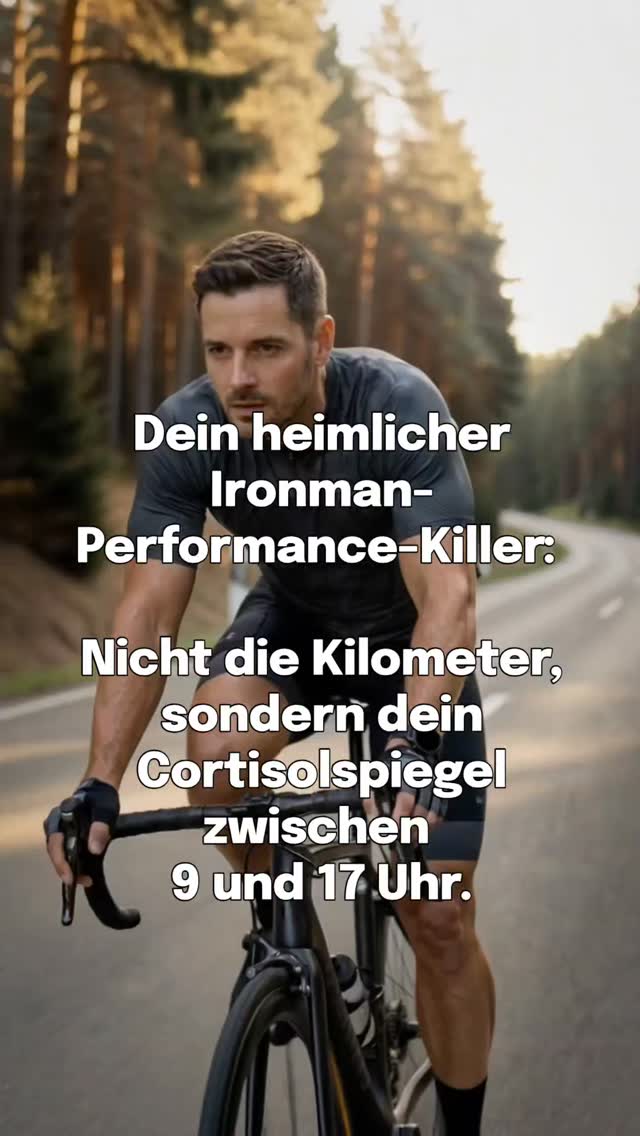 Du kannst dein Training noch so gut planen, deine Einheiten sauber strukturieren und deine Ernährung optimieren, und trotzdem kommt irgendwann dieser Punkt, an dem sich alles schwerer anfühlt, obwohl du objektiv nichts verändert hast.
Was dabei fast niemand auf dem Schirm hat, ist, dass dein Körper nicht unterscheidet, ob der Stress aus einem harten Intervalltraining kommt oder aus einem vollen Arbeitstag mit Druck, Verantwortung und ständiger Anspannung, denn für dein System ist beides erstmal Belastung, die verarbeitet werden muss.
Das bedeutet, du gehst nicht neutral ins Training rein, sondern bringst bereits einen Zustand mit, der darüber entscheidet, wie dein Körper überhaupt auf diese Belastung reagieren kann.
Wenn dein System vorher schon unter Spannung steht, wenn dein Kopf nicht zur Ruhe kommt und dein Körper permanent im „funktionieren müssen“ läuft, dann trainierst du nicht auf einer stabilen Grundlage, sondern auf einem System, das bereits ausgelastet ist.
Und genau dann passiert das, was viele nicht einordnen können: Das gleiche Training fühlt sich schwerer an, die Regeneration dauert länger, und Fortschritt bleibt aus, obwohl du eigentlich alles richtig machst.
Nicht, weil dein Trainingsplan das Problem ist, sondern weil dein Körper die Belastung in diesem Zustand nicht mehr sauber verarbeiten kann.
Du trainierst nicht nur deine Einheiten, du trainierst immer auch den Zustand, in dem du lebst, und genau dieser Zustand entscheidet darüber, ob dein Körper sich anpasst oder einfach nur versucht, irgendwie hinterherzukommen.
Wenn du verstehen willst, warum sich dein Körper manchmal anders verhält, als es dein Training vermuten lässt, dann folge @annagoetz.biochemie und fang an, nicht nur dein Training zu hinterfragen, sondern das System dahinter.
#ironmantraining #training #nervensystem #regeneration