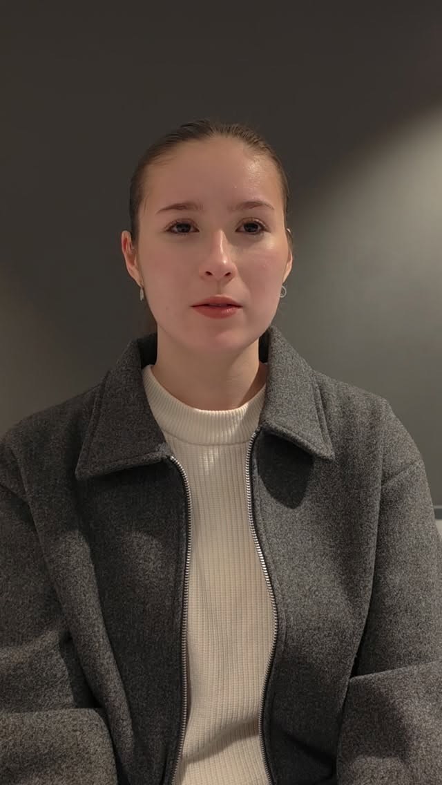 Låt Nadia stanna.
Bakom varje utvisningsbeslut finns en människa. En röst. En framtid.
Vi har pratat med Nadia – en engagerad medlem i Centerkvinnorna och en del av vår lokala styrelse i Eskilstuna. En kvinna som brinner för demokrati och jämställdhet.
Det här är inte bara ett ärende hos Migrationsverket.
Det handlar om en människas liv.
Sverige kan bättre än så här.
Vi kräver en migrationspolitik som sätter människan framför systemet – och ett stopp för orimliga och inhumana utvisningar.
Låt Nadia stanna.