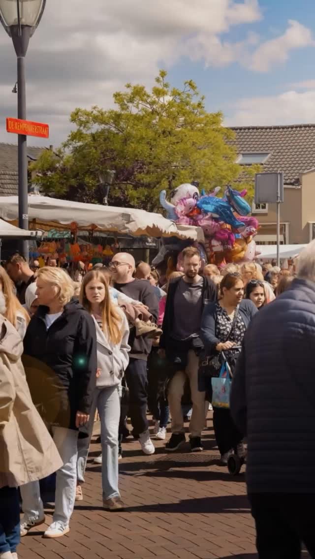 🇳🇱 𝐇𝐞𝐭 𝐢𝐬 𝐛𝐢𝐣𝐧𝐚 𝐳𝐨𝐯𝐞𝐫: 𝟓 𝐦𝐞𝐢 𝐟𝐚𝐢𝐫
Over iets minder dan een maand is het weer zover. Dan wordt Winkelgebied de Kempenaer omgetoverd tot de gezelligste 5 mei fair van Nederland, ter ere van 81 jaar vrijheid. Een dag vol kraampjes, live-muziek, eten, drinken en gezelligheid!
#5mei #bevrijdingsdag #winkelgebied #dekempenaer #shoppen #winkelen #genieten #gezelligheid #shoplocal #bollenstreek #oegstgeest