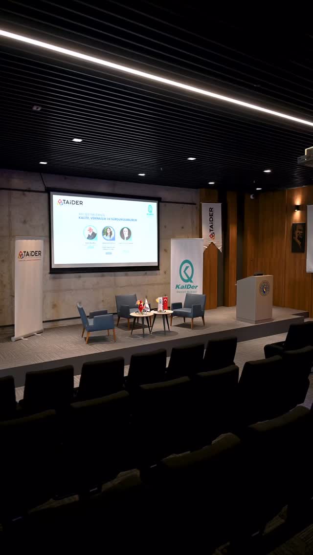 Aile işletmelerinin geleceğine ışık tuttuk ✨
TAİDER ile birlikte Denizli’de gerçekleştirdiğimiz
“Aile İşletmelerinde Kalite, Verimlilik ve Sürdürülebilirlik” etkinliğimizi başarıyla tamamladık.
Etkinliğimizde;
🔹 Kuşaklar arası dönüşüm
🔹 Kurumsallaşma yolculuğu
🔹 Sürdürülebilir büyüme yaklaşımları
gibi kritik başlıkları birlikte ele aldık.
Değerli katkılarıyla bizlere ilham veren konuşmacılarımıza ve katılımlarıyla etkinliğimizi zenginleştiren tüm misafirlerimize teşekkür ederiz.
Birlikte öğrenmeye, gelişmeye ve değer üretmeye devam ediyoruz.
#KalDer #TAİDER #Sürdürülebilirlik #Verimlilik #kalite