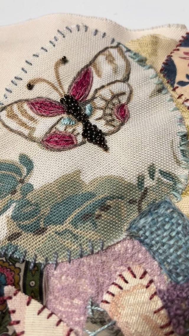 Applique with vintage fabrics and photograph, an ever evolving work in progress.
#applique #broderieperse #mémoire