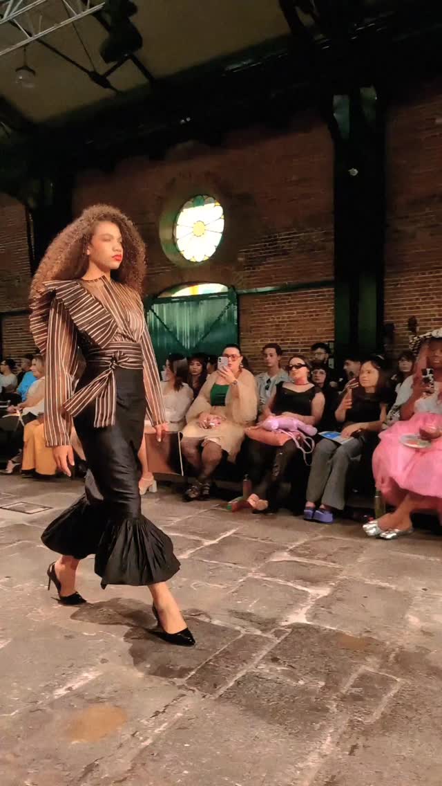 Transparencia arriba. Peso abajo.
El equilibrio es intencional.
Estrato. CRFW 2026
#Estrato #EveValverdeAtelier #SlowFashion #LujoSostenible #CRFW