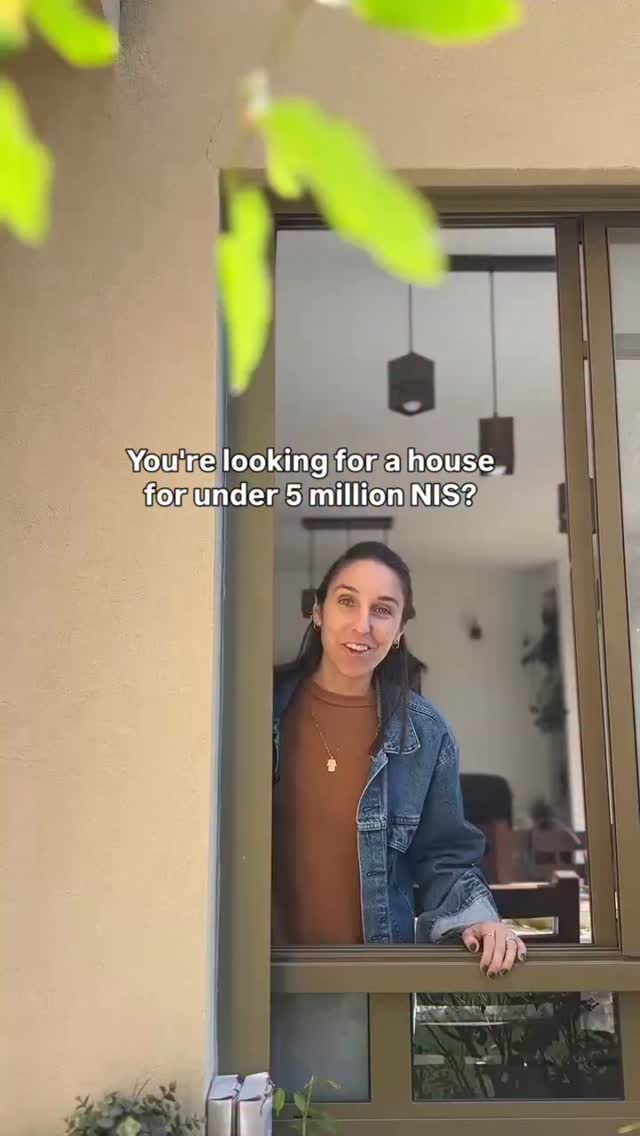 Corner house for sale in Zichron Yaakov!
This semi detached home sits on a 260 sqm plot and includes 6 rooms: 4 bedrooms upstairs and a Mamad downstairs.
There is a large open living and dining area, a functional kitchen, and an outside storage unit.
The house has fantastic natural light with windows all around. The property also features a spacious garden and privacy.
Asking Price: 4.8 million NIS
Agent: @anatdabah, license 3212475