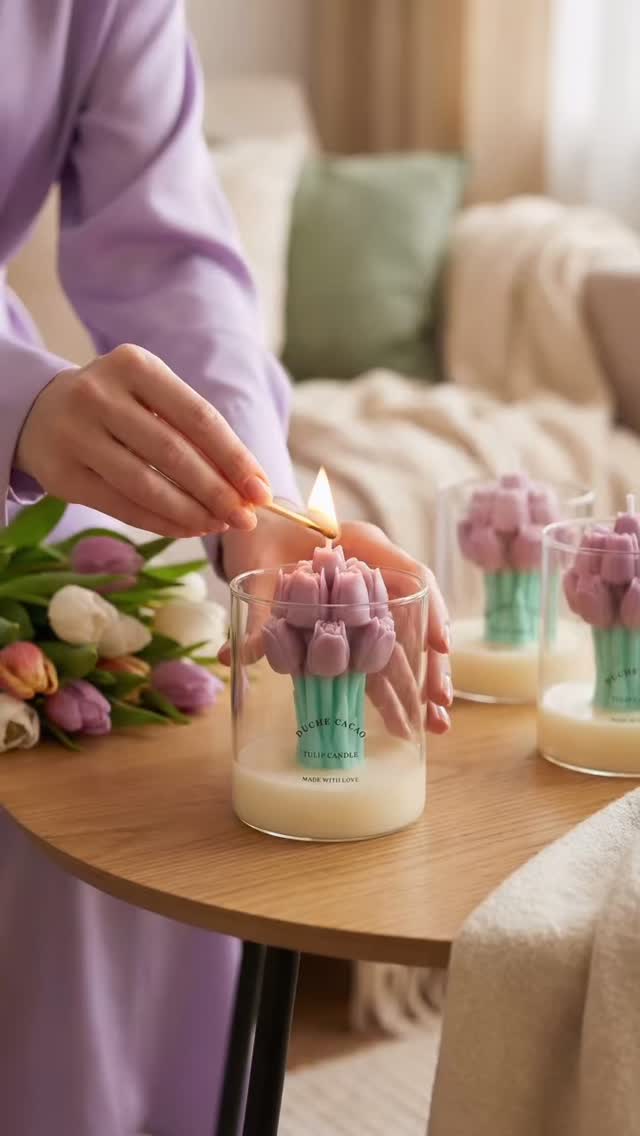 Esta linda vela de tulipán es una pieza decorativa que aporta calidez y belleza a cualquier espacio. Inspirada en la forma suave y armoniosa del tulipán, crea una atmósfera acogedora y romántica. #kitsderegalo #velasdecorativas #velasaromaticas