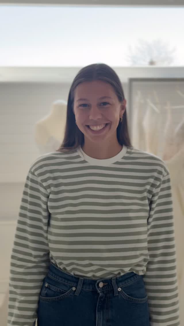 Hatten gestern so ein schönes shooting und es war einfach so so schön mit den wundervollen und wunderschönen Frauen zusammen zu arbeiten.
Man hat be jedem einfach gemerkt wie sehr jeder seine Arbeit liebt und das Miteinander war einfach noch mal anders… Weil alle eins verbindet! Die Liebe zu unserem Schöpfer…
Habe es geliebt zu sehen wie @celinakeeps arbeitet und ihre Fröhlichkeit und Leichtigkeit die Models zum aufblühen gebracht hat 🩷
Die Atmosphäre in dem Studio @luftundliebe.brautmoden ist nicht von dieser Welt. 🙏🏻
Man kommt rein und fühlt sich so wohl und gesehen. Ein so tolles Team, was die Schönheit in jeder Frau sieht.
Freu mich ein Teil davon gewesen zu sein dürfen 🥰
#shooting
#naturalmakeup
#workwithlove
#bridalmakeup
#brautmakeup