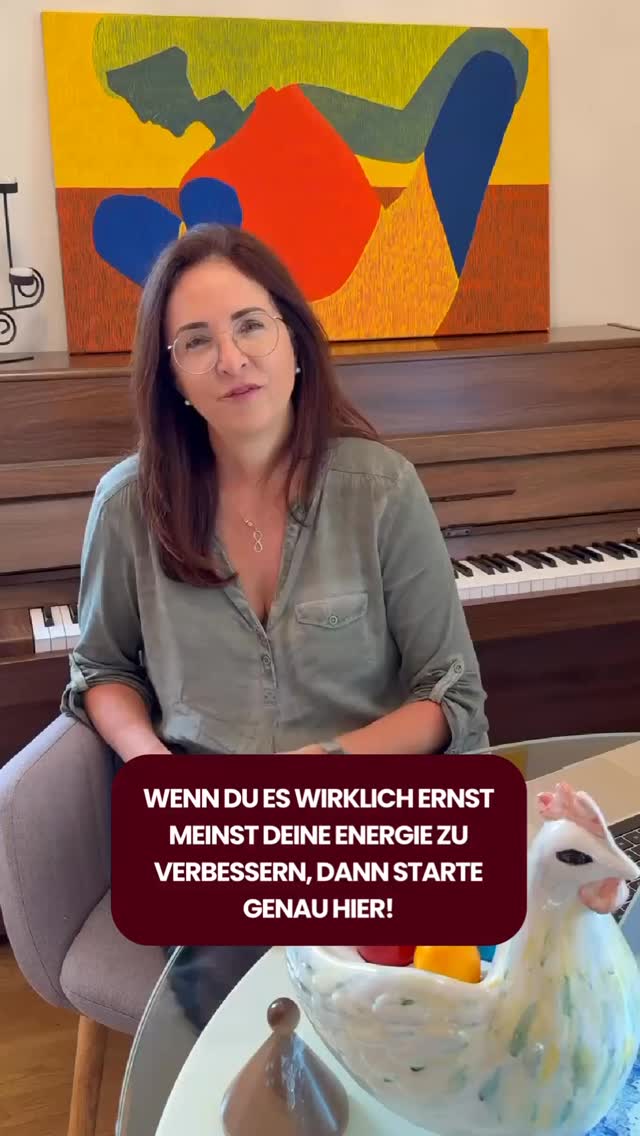 Die Müdigkeit, die einfach nicht weggeht. Der Brain Fog, den du schon als normal akzeptiert hast. Die Stimmungsschwankungen, für die du immer eine andere Erklärung gefunden hast. Das sind keine getrennten Probleme — das ist oft dieselbe Geschichte, erzählt von einem Körper mit einem grundlegenden Mangel. Omega-3-Defizit wird massiv unterschätzt.
Wenn du es wirklich ernst meinst deine Energie zu verbessern, dann starte genau hier!
Omega-3 ist eine der meist-unterschätzten Faktoren, wenn es um Entzündungen und Energie bei Frauen geht.
In meinem nächsten Webinar werde ich es ganz einfach erklären. Kommentiere mit „Energie“ und ich sende dir einen Link!
#frühzeichenerkennen #frauengesundheit #omega3 #entzündungsbewusstsein #aufdenköperhören wellnessdeutsch gesundheitfürfrauen hormoncoach präventivgesundheit selbstfürsorge